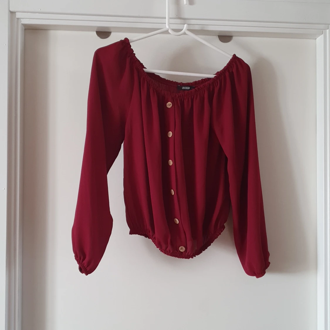 Fin off-shoulder blus