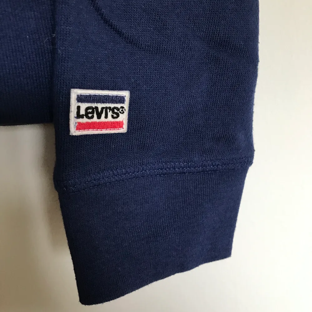 Levi's sweatshirt original i fint skick. Vid intresse buda i kommentarerna. Köparen står för fraktkostnad. . Tröjor & Koftor.