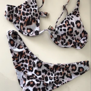 Bikini shein - Snygg bikini använd ett fåtal gånger. Denna är som ny och sitter väldigt fint med den formande överdelen. Underdelen är i modelllen ”brazilian” och går alltså in med en resår vilket format väldigt fint💕
