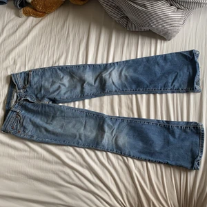 LEVIS VINTAGE JEANS - Low waist Vintage Levi’s jeans 529 från 90-talet. Bootcut nertill men ganska jämnt vida hela benen ändå. Väl använda precis som man vill ha vintage jeans, med små skavanker såsom lite slitna bak i hälen (vilket dock är snyggt enligt mig) och en häll som gått upp som lätt kan sys ihop. Billigare frakt går att få, köparens val. Budgivningen slutar 18.00 ikväll (högsta bud 400)