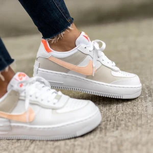 Oavända Nike Air Force 1 Shadow - Har ett par helt nya Nike Air Force 1 Shadow, slutsålda på Zalando! Köpte dessa nyss, de är lite för stora så därav har jag tänkt skicka tillbaka dem men kollar här först ifall någon är intresserad av att köpa dem. De är alltså helt nya, bara provade och kommer med orginalkartong och paketet de levererades i! 🥰  Säljer för nypris (1 095 kr) + frakt