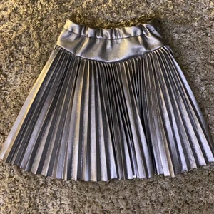 Zara Kjol ( SILVRIG ) - Hej! Säljer min Zara kjol jag köpt för några månader sedan! Använder den inte så mycket och har bara använts 1gång. 