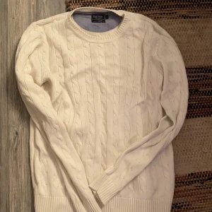 Kabelstickad Tröja - Vit kabelstickad tröja i strl M, oanvänd och som ny