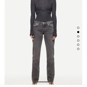 Grå jeans zara - Slutsålda lågmidjade jeans från zara. använda en gång men som nya🦋högsta bud 340