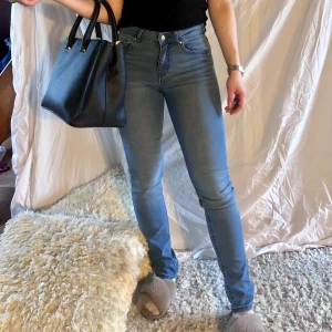Blå jeans från H&M - Blå jeans med låg midja, ganska stretchiga och något bredare längst ner. Dom är något långa om man är 156 som mig, men borde sitta bra om man är lite längre!  Dom är oanvända och i nyskick. 🌹💕👏🏻✨