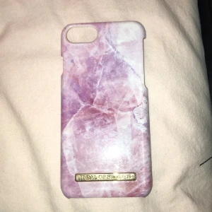 Ideal of sweden marmor rosa💗 - Ett rosa marmor skal från Ideal of sweden, orginal 300kr men jag säljer för 150kr, passar för iPhone 6,7,8 och köparen står för frakten ❤️