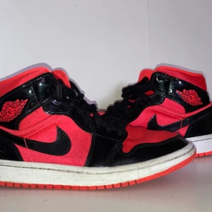 jordan 1 mid  - buda på mina älskade jordans😋😋!!! budet ligger nu på 970kr !!!