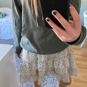 Kjol - Säljer denna fina sommarkjol från shein som jag köpte i somras förra året! Superfin och i bra material. Använd några gånger💕💕