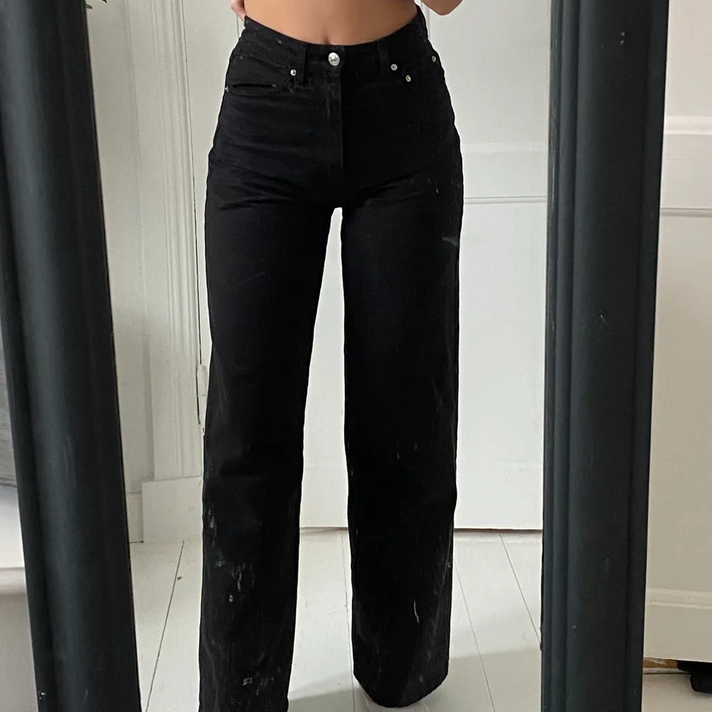 Svarta vida jeans från Gina tricot i storlek 34🖤 nypriset är 600kr, använda va 1-2 ggr. Jeans & Byxor.