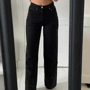 Svarta vida jeans från Gina tricot i storlek 34🖤 nypriset är 600kr, använda va 1-2 ggr