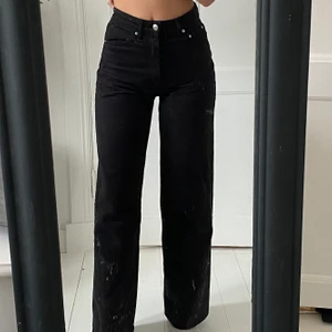 Gina tricot - Svarta vida jeans från Gina tricot i storlek 34🖤 nypriset är 600kr, använda va 1-2 ggr