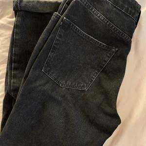 Svarta mon jeans från topshop | sitter superbra på mig med lite smalare midje och bredare höfter, går över höfterna trots midjan är smalare. Väldigt sköna. | strl W28 L32 | frakt tillkommer