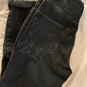 Topshop mon jeans - Svarta mon jeans från topshop | sitter superbra på mig med lite smalare midje och bredare höfter, går över höfterna trots midjan är smalare. Väldigt sköna. | strl W28 L32 | frakt tillkommer