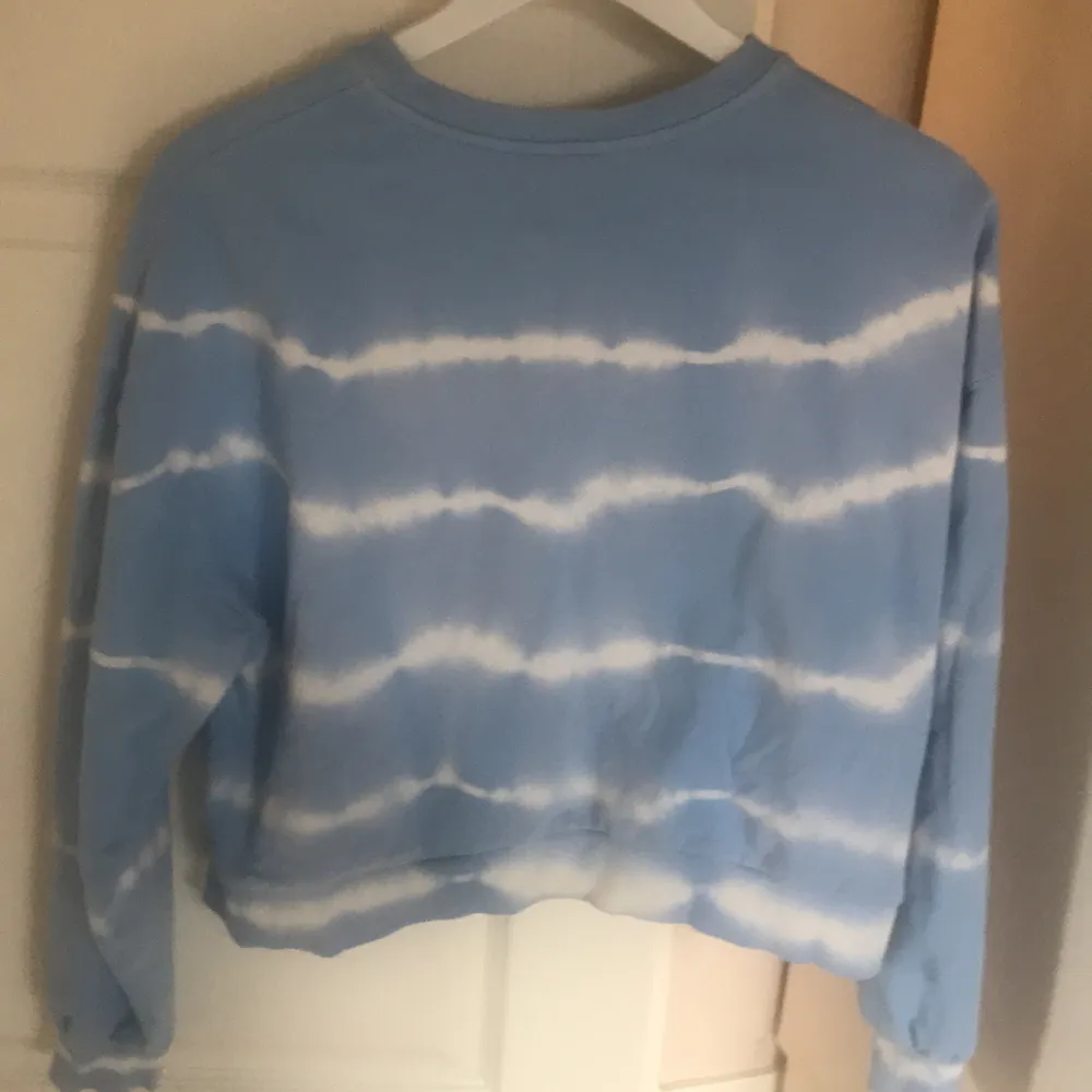 Säljer en jättefin blå sweatshirt som jag bara använt några gånger💕 Frakt ingår!🤎✨. Tröjor & Koftor.