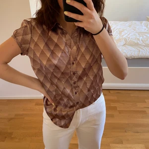 Blus  - Säljer denna snygga blus i storlek M. Har använts enstaka gånger, frakt tillkommer💕