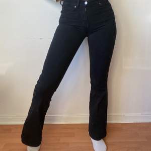 Säljer dessa svarta jeans från Dr.Denim i modellen Macy Flared Jeans. Säljer pga att de är för små för mig🤍