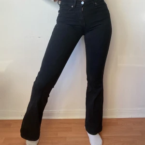 Svarta Jeans  - Säljer dessa svarta jeans från Dr.Denim i modellen Macy Flared Jeans. Säljer pga att de är för små för mig🤍