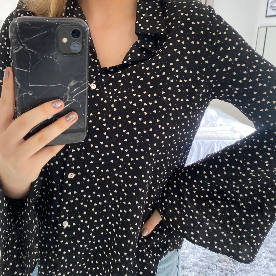 Blus med hjärtmönster