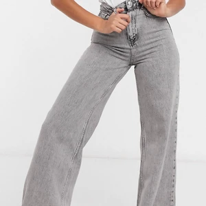 Gråa wide leg jeans  - Säljer mina helt oanvända wide leg jeans från ASOS, då de är för små för mig. De är i storlek 36 (men passar 34 oxå), långa i benen och ganska små i midjan. Lappen sitter kvar i byxorna, och fler bilder kan skickas. (Nypris 299kr)