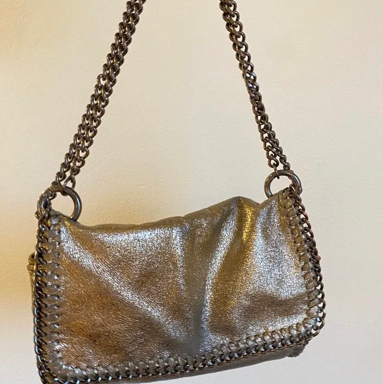 Guldig väska från Gina tricot😇 kan mötas upp annars står köparen för frakten💕 ❌ högsta bud 160kr (höj minst 10kr)❌. Väskor.