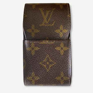 Äkta louis vuitton cigarettfodral - Äkta Louis vuitton cigarettfodral monogram i fint skick | men lite smutsig på insida | bild 3 låna bild | kolla gärna på mina andra annonser | följa insta @nmf_se