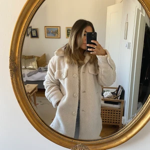 Teddyjacka från Lindex  - Krämvit färg. Fint skick. Passar en S