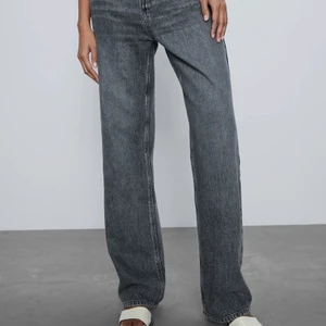 Zara straight jeans - Säljer nu dom här slutsålda wide jeansen från zara. Aldrig använda jeans i stl 38 men skulle säga att dom passar både 36-38. (Hittade inte den exakta bilden. Dom jag säljer har fransar längst ner)