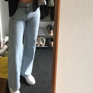 Monki jeans - Modell Yoko, storlek 25.