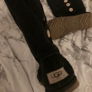 Uggs  - Använda rätt många gånger men är ändå i väldigt bra skick, dom är varma och lite mer gammeldagsa i utseendet. Dom är väldigt bekväma. Dom är i storlek 39 men skulle mer säga att dom passar mellan 38-39.