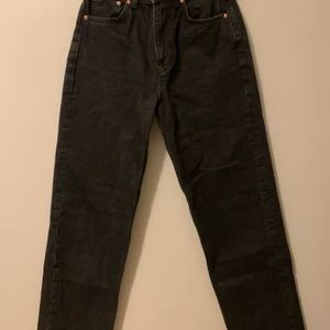 Svarta 90’s high waist straight leg jeans  - Säljer mina fina svarta 90’s high waisted straight leg jeans, storlek 32 🖤 Perfekt längd för mig som är runt 1,60 - sparsamt använda, endast fåtal gånger. Köpte de för 600kr i somras men inte kunnat använda de mycket trots att ja gillar de. För mig har de blivit för små, därav jag säljer 💕