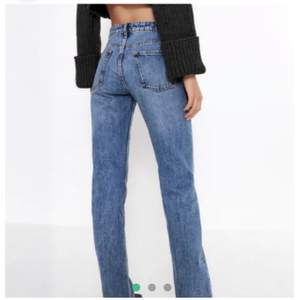 Säljer dessa trendiga mid Rise straight leg jeans från zara i storlek 38, jag säljer de pågrund av att de är för stora för mig.