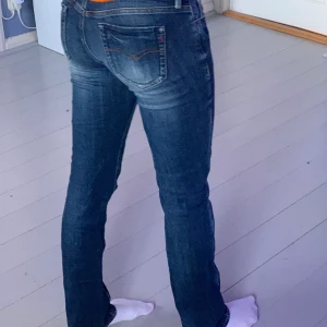 Vintage jeans - Passar 34-36 om man vill ha lite baggy men är mycket stretchiga och bekväma så passar runt 38 med. I bra skick, frakt tillkommer på 66kr