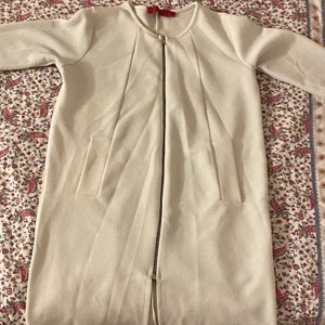 Vit kofta - En helt oanvänd kofta ifrån Boohoo. Minns inte hur mycket jag köpte den för. Men säljs för 50kr, skriv om frågor