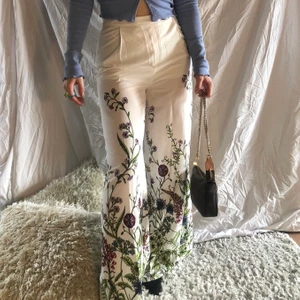 Kostymbyxor  - Såå såå fina byxor från bik bok, HELT OANVÄNDA dom passar perfekt till sommaren, studenten, midsommar och annat kul, tyvärr är dom alldeles för långa för mig som är 156cm och skulle säga att dom passar bättre på någon som är närmare 170cm 💕🌹👏🏻✨