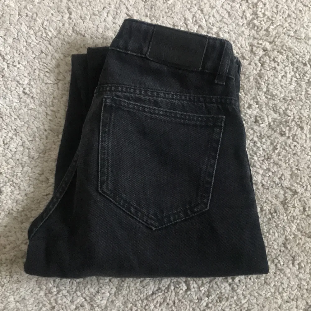 Säljer dessa jeans i rak modell från Carin Wester pga att de tyvärr inte används av mig längre. Jag är 1.68 lång och bär XS/34 i jeans i vanliga fall. Kan skickas och då tillkommer frakt på 66kr ✨. Jeans & Byxor.