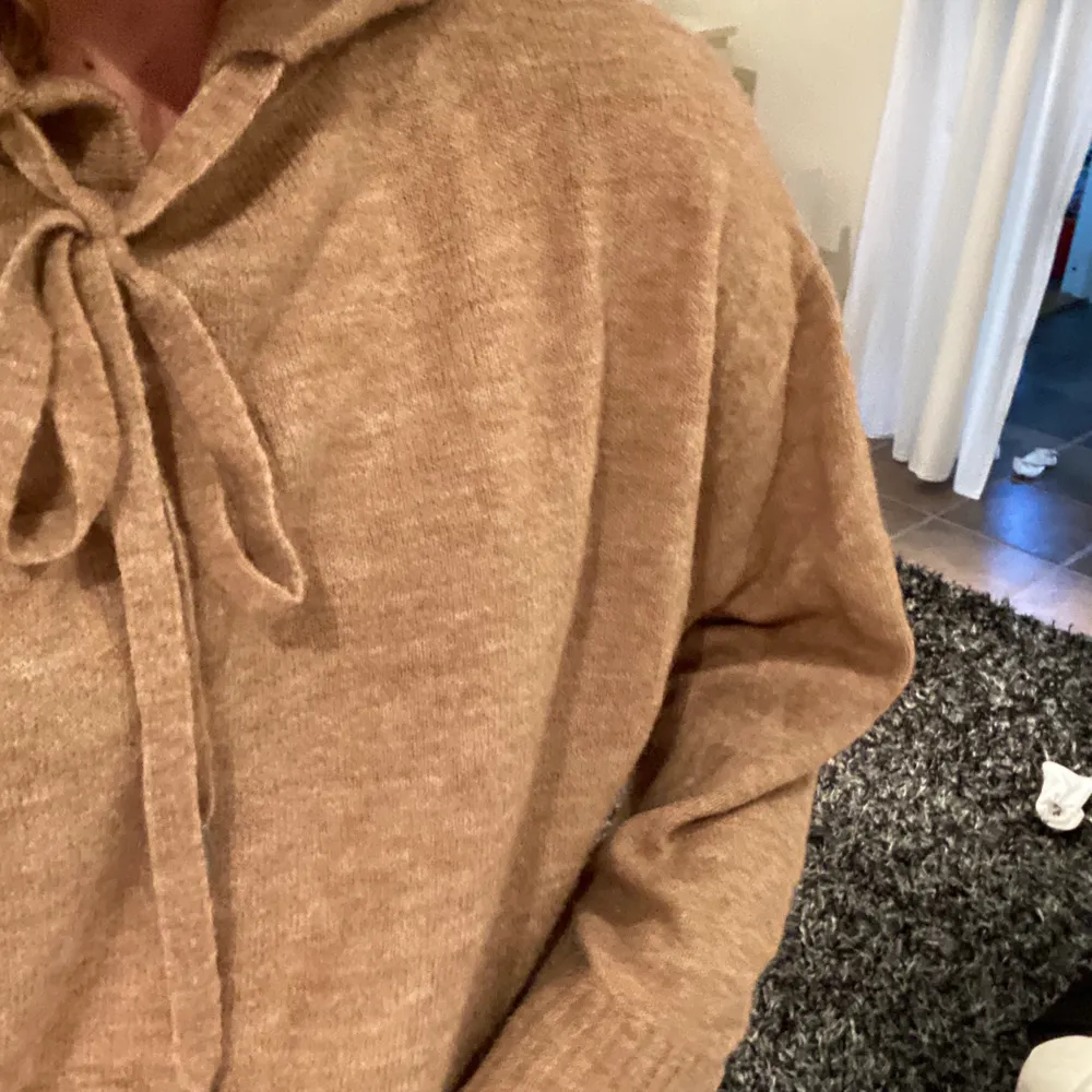 Jätteskön oanvänd stickad hoodie från hm i en jättefin brun färg. . Stickat.