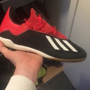 Adidas inneskor  - Inneskor från adidas som är jättesköna och knappt använda bud startar på 150 kr elr kör direkt för 300kr