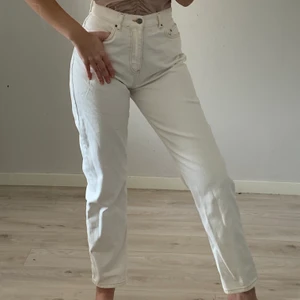 Loose fit jeans  -  Jeans från Nelly i off white, nyskick 