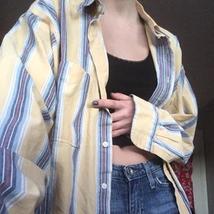 Vintage-skjorta!! - Så unik och härlig skjorta!! Tyget är i väldigt bra kvalitet och mönstret är så fint🌸 så snygg verkligen ⚡️