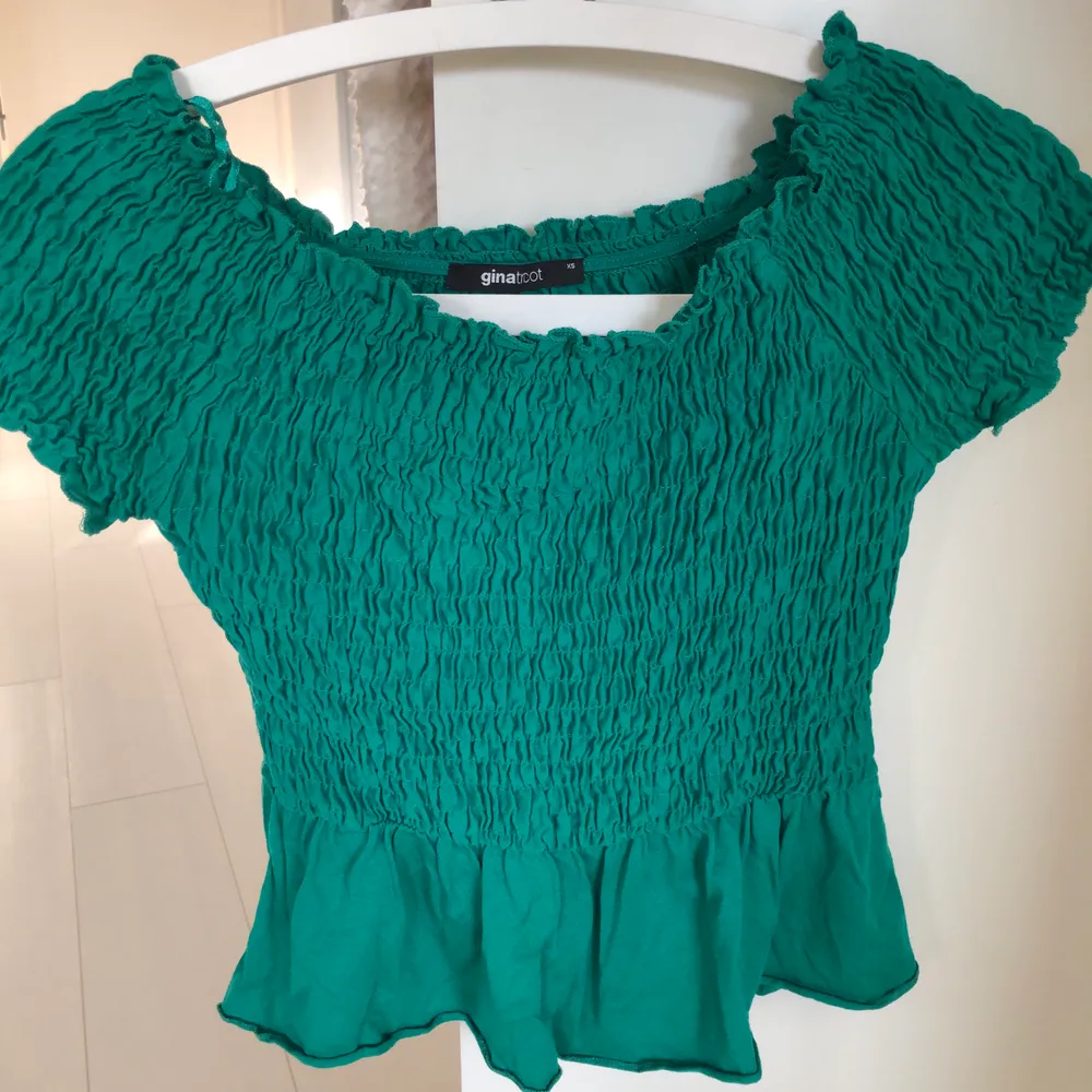 Grön tröja ifrån Gina tricot i xs använd några få gånger💚 köparen står för frakten❣️ buda i kommentarerna❣️. Toppar.