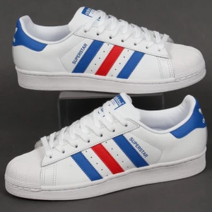 adidas superstar  - säljer mina Adidasbyxor superstar med blå och röda ränder. använda men ändå i väldigt fint skick. kan skicka fler bilder men ser ut som på bilden fast aningen slitnare. frakt står köparen för 💓