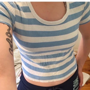 Randig söt topp - Gullig liten tröja från Weekday. Superfin på sommaren. 