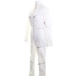 Workwear boilersuit i vitt med fickor och dragkedjor. Har även funktion i midjan för att få den att sitta perfekt!  Storlek 34 Märke Claude Charel  