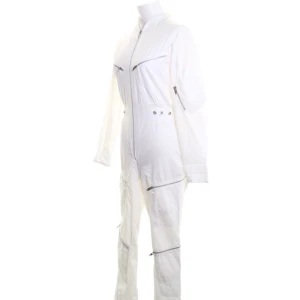 Jumpsuit - Workwear boilersuit i vitt med fickor och dragkedjor. Har även funktion i midjan för att få den att sitta perfekt!  Storlek 34 Märke Claude Charel  