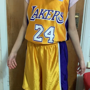 Kobe bryant dress - En kobe brant dress andvänd 3-5 gånger om man vill köpa enskilda delar 100kr styck 