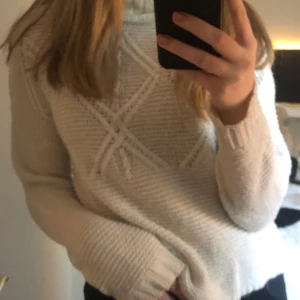 Tröja - Tröja med krage, lite see through framme om man har en stark färg på bh, annars funkar det bra. ❤️