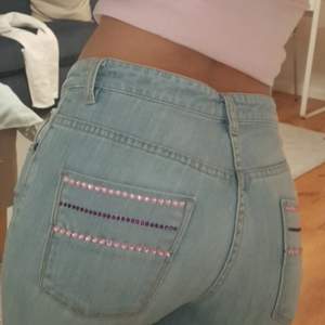 Super fina high waisted jeans från Filippa K med kristaller där bak sitter super skönt och en fin ljus färg. Nya är minst över 1000 så här kan ni köpa perfekta märkesjeans för bara 250 kr!!!!