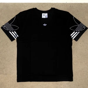 Adidas svart oversize t-shirt - Finns i flera storlekar, passformen är oversize. Materialet är på hög kvalite 🥰♥️