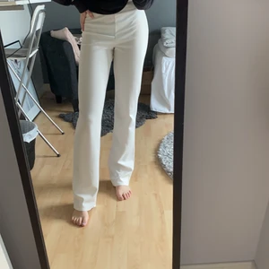 Långa byxor - Säljer dessa låååånga (jag är 1,75) byxor! Går att styla upp som kostymbyxor men de är även väldigt sköna så går att ha som mysbyxor! Fint skick och inte genomskinliga💕 Frakten ingår i priset!! Skickas spårbart!