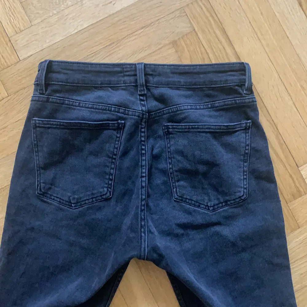 Snygga jeans som är tajta och ganska korta och avklippta där nere. Jeans & Byxor.